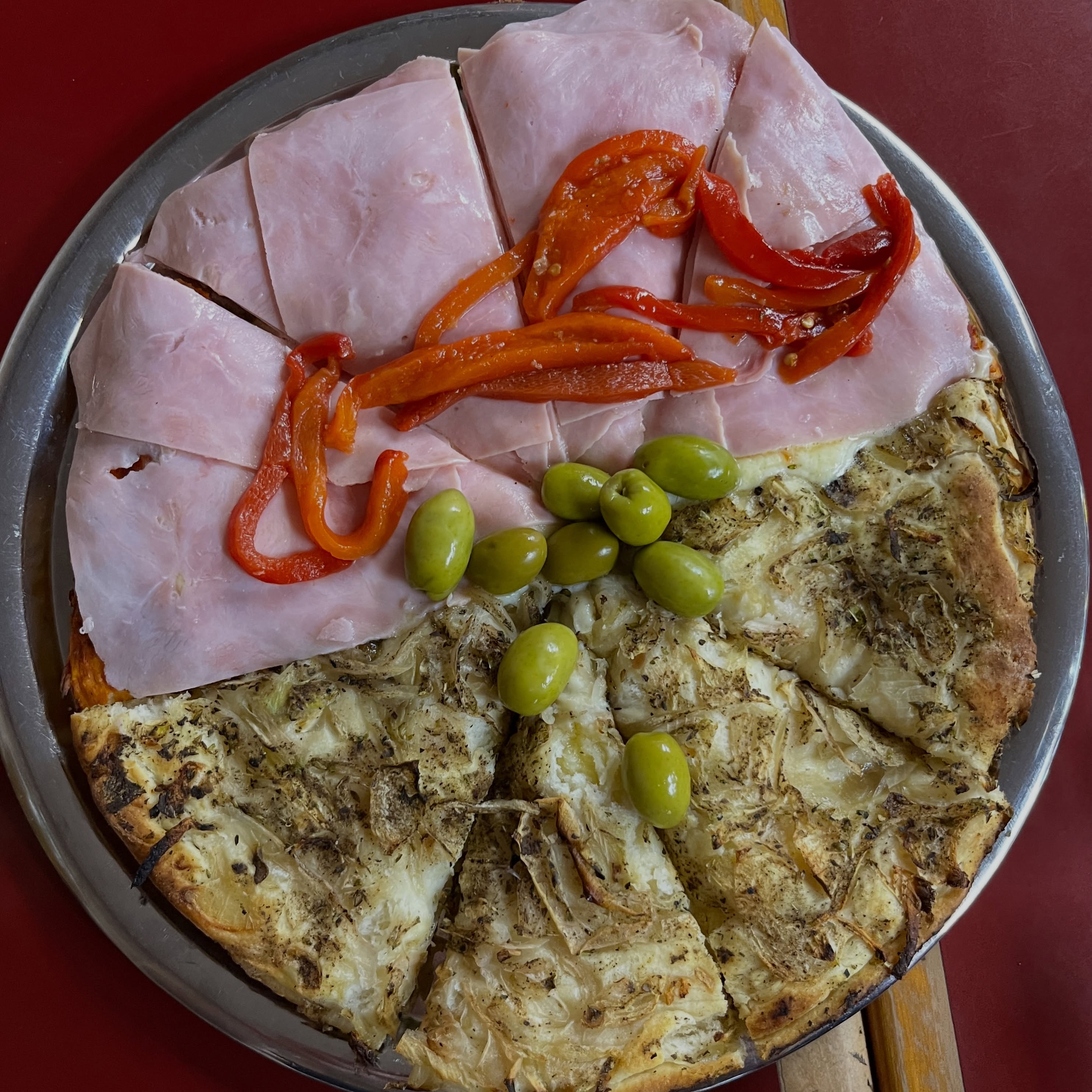 Pizzería Capri, una de las clásicas de Mendoza 🇦🇷 (si no la más). Tremenda pizza al molde en un ambiente sencillo y tradicional.

#pizza #pizzería #mendoza #argentina #foodie 

@capri_mendoza