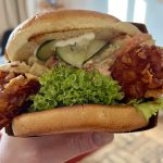 Chachan y un delicioso sándwich de pollo frito coreano