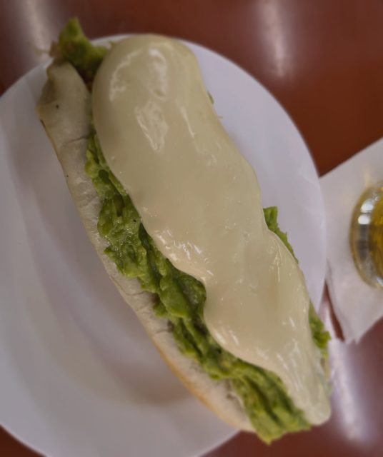 Un completo preciso, perfectamente servido. Pan que se conserva esponjoso pese a su paso por la plancha, que le da calorcito en la medida justa. Con excepción de la mayonesa, que es bien generosa, el resto de los ingredientes parecen estar también en la proporción ideal. Un completo fácil de comer y manipular. Sabroso. Un clásico completo que conserva el sabor típico de las fuentes de soda antiguas. Mi vida por esa mayonesa. Sólo la salchicha se queda corta. Una de mejor calidad definitivamente lo pondría en el podio. Aguante Il Successo, que me encanta verlo lleno de familias, amigos, parejas y vecinos.

⭐️⭐️⭐️⭐️
