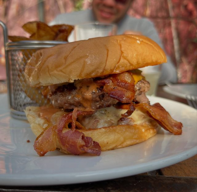 La Doble de @barvaldivia cumple, pero todavía le falta subir un escalón para competir con lugares especializados en hamburguesas. Se entiende dado lo variado de la carta. Sabrosa, pero le falta algo que corte el sabor ahumado de la carne y el tocino. Y un poquito más de salsas. Pero rica al fin y al cabo. 

⭐️⭐️⭐️⭐️

#providencia #santiago #hamburguesas #bares #foodporn