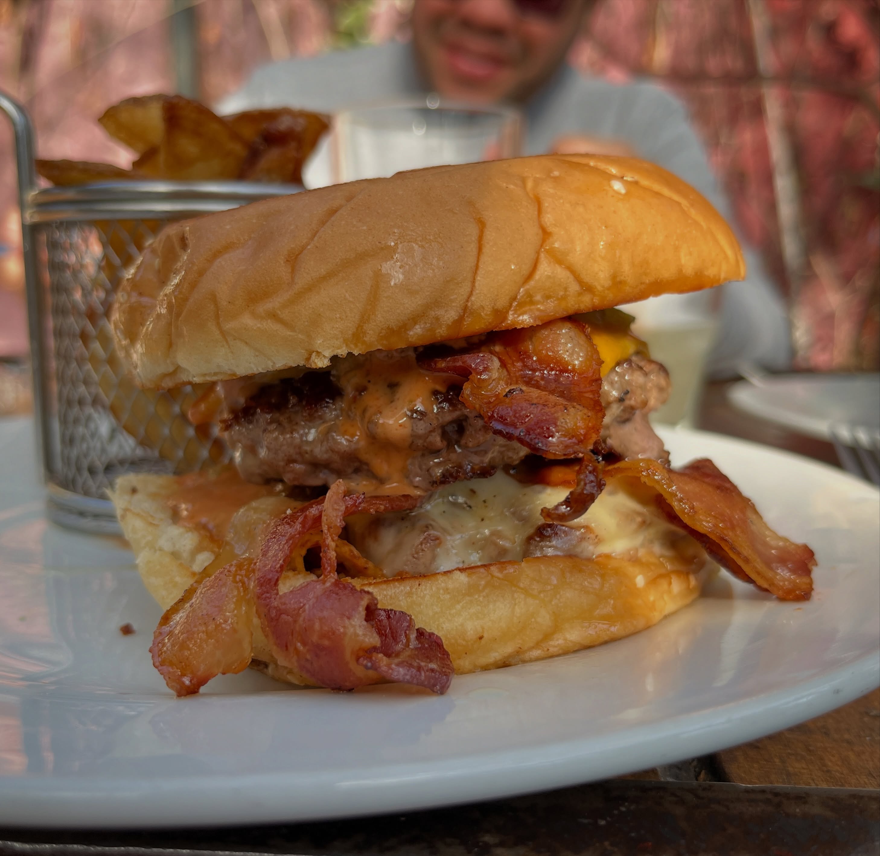 La Doble de @barvaldivia cumple, pero todavía le falta subir un escalón para competir con lugares especializados en hamburguesas. Se entiende dado lo variado de la carta. Sabrosa, pero le falta algo que corte el sabor ahumado de la carne y el tocino. Y un poquito más de salsas. Pero rica al fin y al cabo. 

⭐️⭐️⭐️⭐️

#providencia #santiago #hamburguesas #bares #foodporn