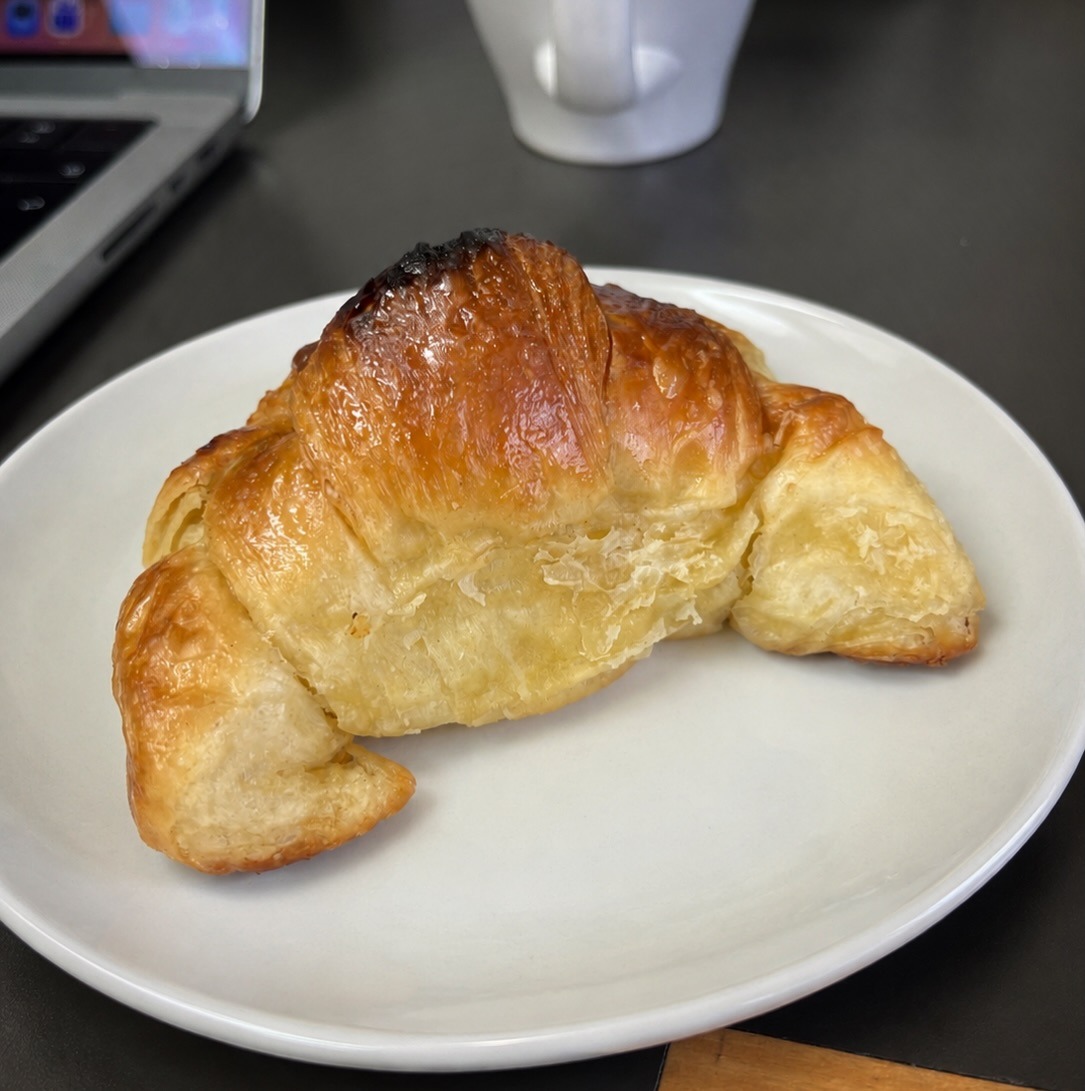 🥐🇦🇷🫶

No sé si será verdad o simple percepción personal, pero siento que en #Santiago no es tan fácil encontrar bollería de calidad. Me encantaría que en cada esquina, en cada barrio, uno pudiera toparse con medialunas ricas y frescas al paso, sin necesidad -por ejemplo- de sentarse y consumir allí. O sea, entrar, comprar media docena para llevar y, simplemente, disfrutarlas cuando y donde se nos cante. Una experiencia de este tipo tuve con @giorgini.bolleria.argentina, un lugar pequeño, modesto y sin grandes pretensiones que, a pasos del metro Escuela Militar (vereda norte de Apoquindo), ofrece deliciosas #medialunas de estilo argentino y otros manjares a excelentes precios. Ideal para pasar y abastecerse con una gran variedad de dulces y salados típicos de nuestros vecinos. Totalmente recomendado.

#parati #bolleríaartesanal #lascondes