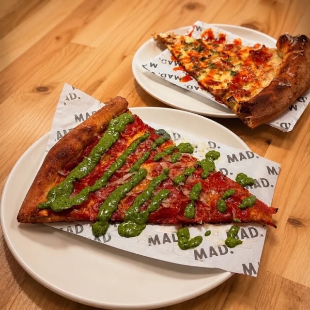 🍕🌃

Me encanta cuando, en medio de la ciudad, aparecen pequeños spots que rompen la homogeneidad y se atreven a contribuir a la vida urbana con originalidad estética y funcional. Por eso disfruté tanto toparme -primero en el mundo digital y luego personalmente- con @mad.cl, una pizzería al paso que, emulando con estilo y personalidad la escena neoryokina, ofrece sabrosos slices que resultan perfectos para un almuerzo rápido en medio del ajetreo, un refrigerio previo al carrete -como fue mi caso- o, simplemente, un gustito después del trabajo.

🔗 Reseña completa en link en bio.

#pizza #pizzachile #santiago #providenciachile