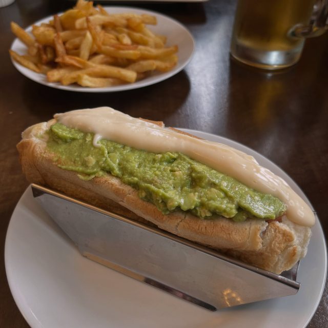 🍔 La Predilecta: completos, sándwiches y platos típicos en una emblemática casona ñuñoína

🌭 Esta linda fuente de soda, alojada en una icónica casona de 1930 -obra del insigne arquitecto Luciano Kulczewski- ofrece una carta llena de platos y sándwiches típicos que nos invita al disfrute y la sobremesa en un ambiente relajado, cordial y cercano. Todo a excelentes precios para que nadie se prive de seguir compartiendo. Un verdadero bar de barrio: amigable, asequible y entretenido.

🔗 Reseña completa en link en la bio.

@lapredilecta1930