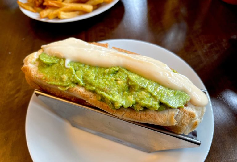 La Predilecta: completos, sándwiches y platos típicos en una emblemática casona ñuñoína
