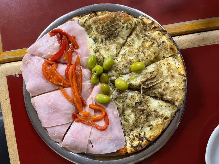 Capri: clásica pizza al molde en pleno Mendoza